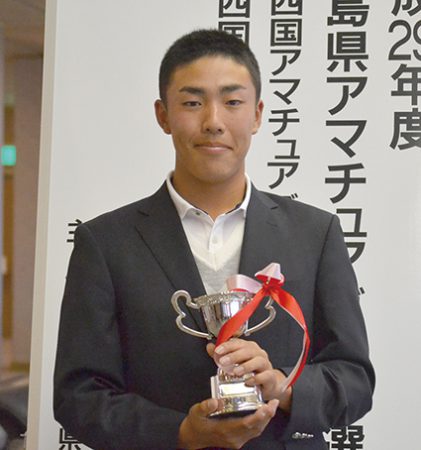 優勝カップを手にした杉原選手